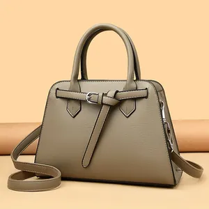 Elegante borsa a trapezio taupe in pelle martellata con fibbia argentata