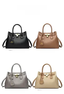 Quatre grands sacs bandoulière en noir, kaki, gris et abricot avec fermoir doré