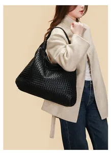 Borsa a spalla intrecciata nera minimalista mostra la trama premium e la grande capacità