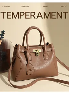 Détail d'un sac à main marron en cuir grainé avec fermoir métal et logo kangourou