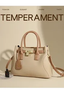 Détails d'un sac à main en cuir beige à texture de litchi avec cadenas doré et sangle