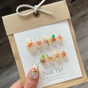 Uñas postizas 3D hechas a mano con frutas de verano y cristales sobre tarjeta de exhibición