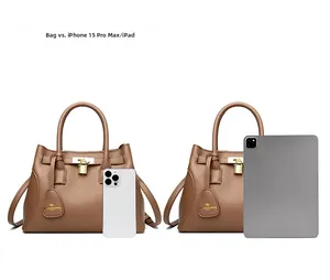 Détail du sac à main en cuir marron avec cadenas métallique et comparaison de taille