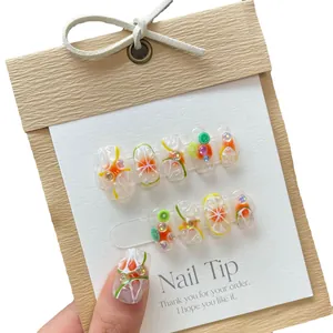 Uñas postizas artesanales con diseño de lima, naranja y cuentas de cristal