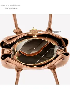 Vue de dessus de l'intérieur du sac en cuir marron avec compartiments zippés organisés