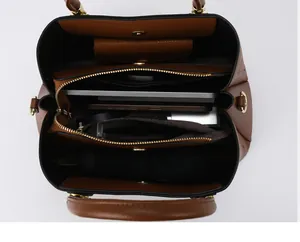 Innenansicht der braunen Lederhandtasche mit großem Fassungsvermögen und Fächeraufteilung