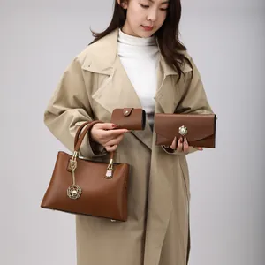 Braunes Handtaschen-Set 3-teilig mit Kamelien-Anhänger und Perlen-Clutch für Damen