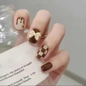 Handgefertigte Braune Schachbrett Press On Nägel Schokoladen-Thema UV Gel Mandelform Wiederverwendbare Künstliche Nägel