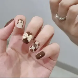 Braune Schachbrett-Drucknägel mit 3D-Schleifen und Schokoladenglasur-Design für Frauen
