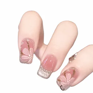 Unghie finte camelia francese con perle e finitura gel rosa glitterata
