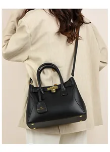 Détails du sac à main en cuir noir à motif litchi avec étiquette logo kangourou doré