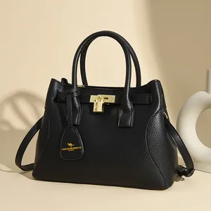 Sac à main élégant en cuir noir avec fermoir doré et bandoulière réglable pratique