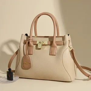 Sac à main blanc cassé avec texture litchi, fermoir doré et bandoulière réglable chic