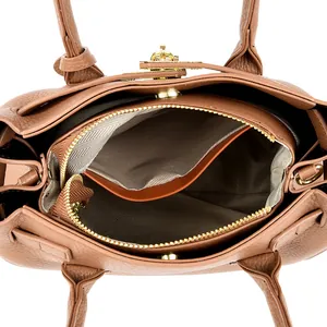 Grand sac à main en cuir marron avec doublure à chevrons et fermoirs métalliques dorés