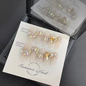 Uñas postizas hechas a mano con degradado nude, cristales de lujo y gemas de corazón