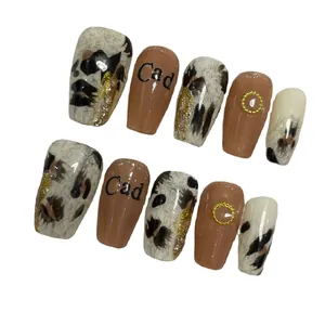Handgemachte Leoparden-Druck-Nägel mit goldenen Metallakzenten und mattem Grau-Finish