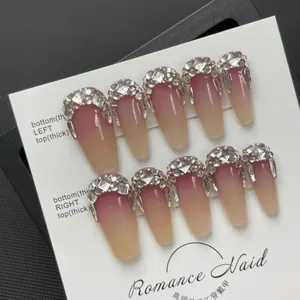 Unghie finte artigianali sfumate rosa con strass scintillanti su base di carta