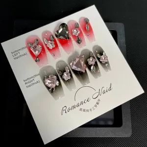 Unghie press-on fatte a mano sfumate con strass a cuore e decorazioni floreali