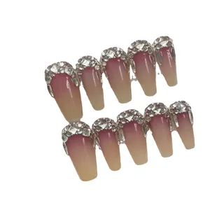 Unghie finte lunghe a bara rosa sfumate con strass luccicanti e rilievo in metallo argento