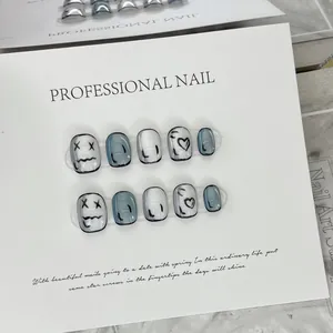 Uñas postizas hechas a mano con grafiti de dibujos animados azul grisáceo y corazones
