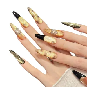 Eleganti unghie finte cat-eye nere e oro con decorazioni floreali 3D e brillantini