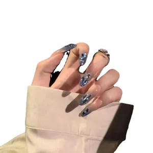 Handgemachte lange Ballerina-Nägel zum Aufkleben mit blauem Verlauf und Strasssteinen