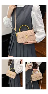 Dettaglio borsa trapuntata beige con manico in bambù dorato e tracolla rimovibile