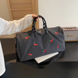 Grande borsa da viaggio in tela nera con ricamo a ciliegia e tracolla rimovibile