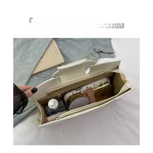 Vue de dessus du sac blanc motif croco montrant l'intérieur spacieux et les compartiments
