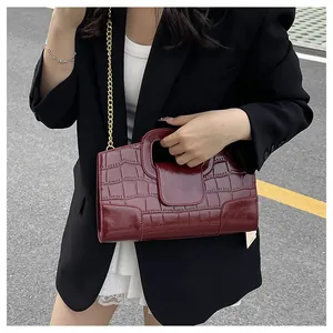 Sac à main bordeaux texture crocodile avec bandoulière chaîne dorée élégante