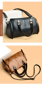 Detalle de bolsos Boston retro en azul y marrón con piel texturizada y herrajes metálicos