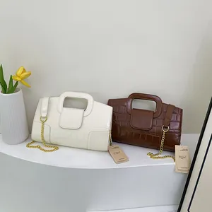 Sac à bandoulière chic avec texture crocodile, chaîne dorée et poignée découpée pour femme