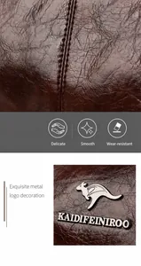 Primer plano de textura de cuero marrón brillante y el logotipo de canguro plateado pulido