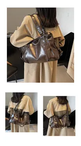 Détails macro du sac cabas rétro en cuir PU marron foncé avec rivets et larges anses