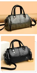 Detalle de bolsos Boston de cuero vintage con logo metálico y correa ajustable