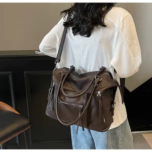 Dettaglio della borsa tote vintage in pelle marrone con grana litchi e metallo argento