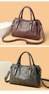 Détail de sacs à main en cuir de grande capacité avec logo kangourou en violet et gris