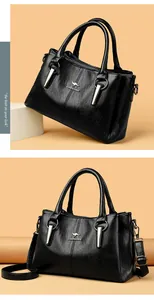 Détails du sac à main en cuir noir texturé avec boucles argentées et bandoulière amovible