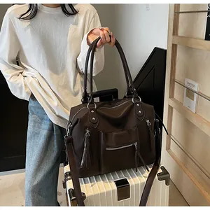 Dettaglio della trama della borsa tote vintage marrone su una valigia per i viaggi e uso