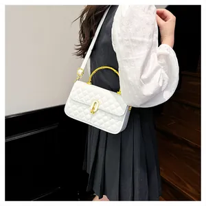 Borsa trapuntata bianca con manico in bambù dorato e tracolla regolabile pratica