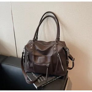 Dettaglio della trama in pelle martellata e hardware argento sulla borsa tote