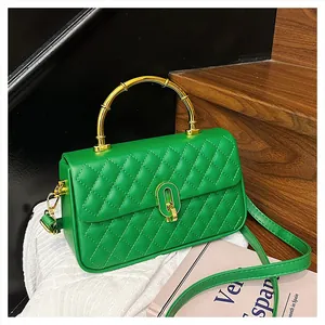 Borsa a mano trapuntata verde acceso con manico in bambù e dettagli dorati