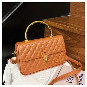 Borsa a mano trapuntata marrone con manico in bambù e chiusura dorata su scale in legno