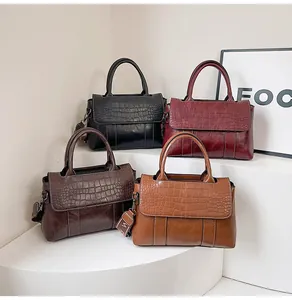Collezione di borse con trama a coccodrillo in nero, bordeaux, caffè scuro e marrone