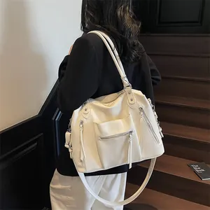 Grande borsa tote beige in ecopelle con dettagli argentati per il pendolarismo quotidiano