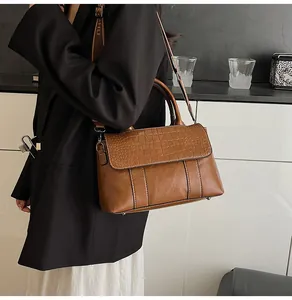 Borsa marrone con goffratura coccodrillo e dettaglio tracolla larga alla moda