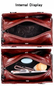 Vista interna de un bolso bandolera marrón con múltiples compartimentos útiles