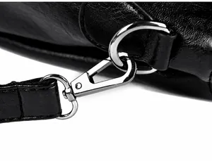 Detail einer schwarzen Handtasche aus Narbenleder mit silbernen Metallbeschlägen