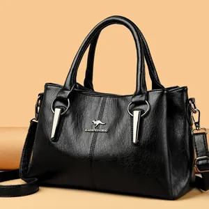 Sac à main en cuir noir avec logo kangourou, finitions argentées et bandoulière amovible
