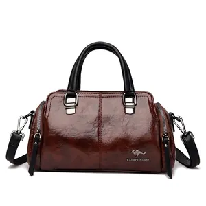 Bolso bandolera de cuero marrón brillante con asas dobles y correa ajustable